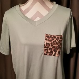 NWOT, NEVER WORN RIAH FASHION TEE LIGHT GREEN & LEOPARD WITH CHEST POCKET.